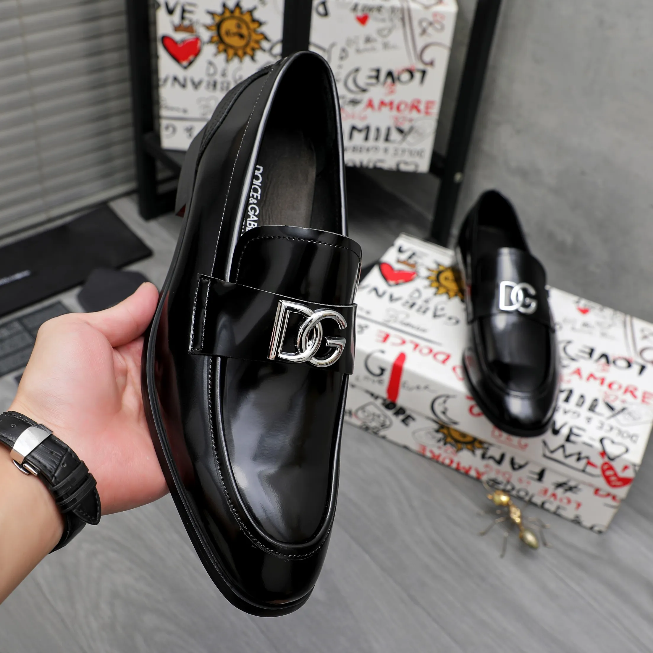 Men's shoes 💰500 Product trademark: DG (Dolce & Gabbana) business casual leather shoes Regular size: 38-45 (45 is custom-made and non-returnable) Product materials: Selected pearlescent cowhide upper, cowhide lining, original outsole
